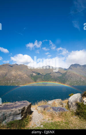 Pot d'or Arc en ciel et une moitié au escalier diables, île du Sud, Nouvelle-Zélande en janvier Banque D'Images