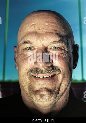 Las Vegas, NV - 2 février : gouverneur du Minnesota Jesse Ventura pose pour un portrait dans la région de Las Vegas, Nevada le 2 février 2001. Banque D'Images