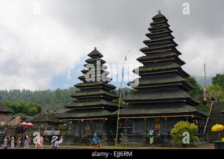 Les touristes au Temple Besakih, mère de la plus importante, plus grande et plus saint temple de l'hindouisme à Bali, Indonésie Banque D'Images