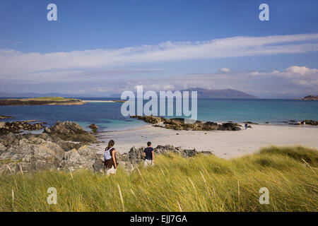 Jeune couple strolling on beach at iona l'exploration de la mer sur la belle journée d'été Banque D'Images