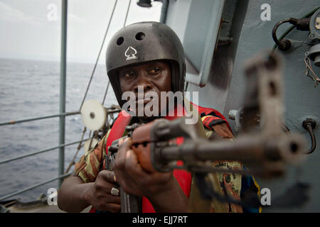 Un soldat de l'équipe d'arraisonnement navale béninois fournit la sécurité d'une simulation de scénario de trafic de drogues dans le cadre d'Obangame Express à bord du navire de la marine allemande FGS BRANDENBURG 25 mars 2015 à Accra, Ghana. Banque D'Images