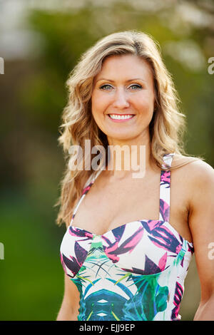 Portrait of Pretty woman outdoors Banque D'Images