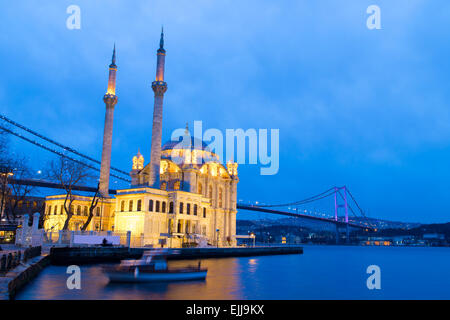 Mosquée Ortakôy colorés et pont du Bosphore réflexion sur la mer à la soirée. Heures bleu près de la rive du Bosphore à Istanbul Banque D'Images