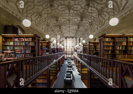 Intérieur de la bibliothèque de l'Édifice commémoratif de testaments, bâtiment emblématique de l'Université de Bristol. Banque D'Images