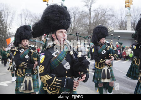 Dans les gaiteiros full regalia en mars Défilé de la Saint-Patrick à Park Slope, Brooklyn, New York Banque D'Images