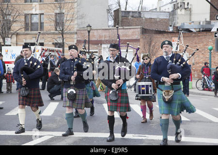 En mars les gaiteiros Défilé de la Saint-Patrick à Park Slope, Brooklyn, New York. Banque D'Images