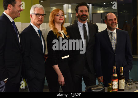 Washington, District of Columbia, US. Mar 27, 2015. CHARLIE COLLIER, JOHN SLATTERY, CHRISTINA HENDRICKS, JON HAMM ET MATTHEW WEINER, de Mad Men au Smithsonian Museum of American History de vendredi. Les membres de la distribution du spectacle étaient en musée pour donner plus de 50 artefacts, y compris les costumes, croquis et un script de l'émission. qui prend fin cette saison. © Miguel Juarez Lugo/ZUMA/Alamy Fil Live News Banque D'Images