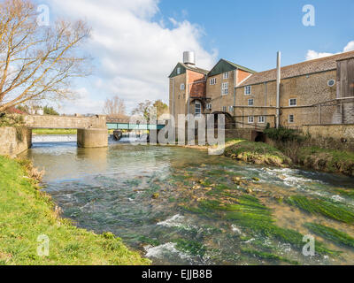 Une vieille roue hydraulique par la rivière dans le Dorset Banque D'Images