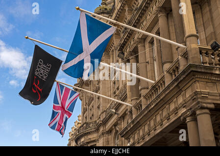 Le sautoir écossais, Union Jack et le drapeau de Rocco Forte Hotels voler à l'extérieur de l'Hôtel Balmoral sur Princes Street, Édimbourg Banque D'Images