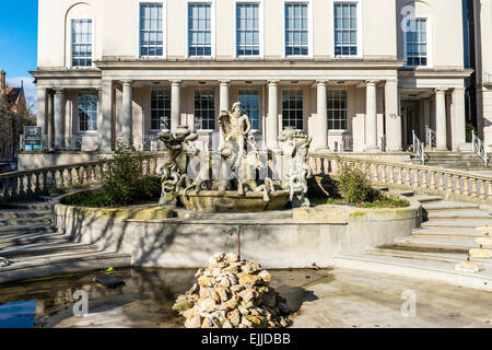 La fontaine de Neptune à Cheltenham est un point de repère local sur le modèle de la fontaine de Trevi à Rome montrant dieu de la mer Neptune et les chevaux Banque D'Images