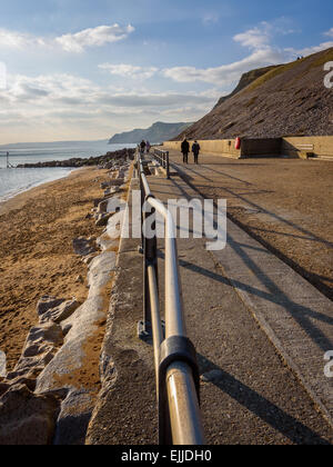 Le soleil bas brillant casting de longues ombres sur l'esplanade de West Bay, dans le Dorset au début du printemps 2015 Banque D'Images