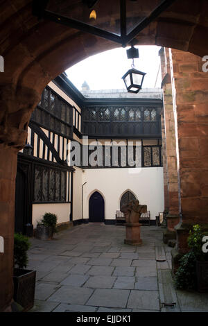 St Mary's Guildhall courtyard, Coventry, Royaume-Uni Banque D'Images