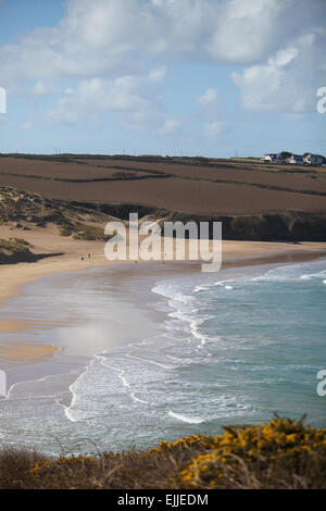 Vue sur plage de Crantock à West Pentire, Newquay, Cornwall, UK le 25 mars 2015. Orientation Portrait . Banque D'Images