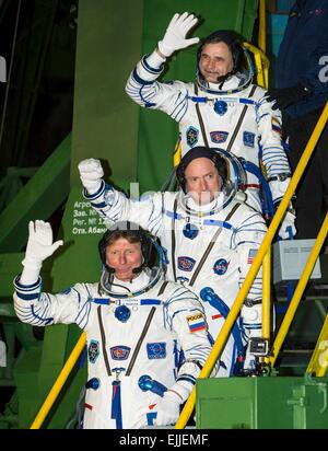 Expedition 43 c'est le cosmonaute russe Mikhail Kornienko, haut, l'astronaute de la NASA Scott Kelly, centre, et du cosmonaute Gennady Padalka vague comme ils l'adieu du Soyouz TMA-16M en avant de leur lancer à la Station spatiale internationale le 27 mars, 2015 à Baïkonour, au Kazakhstan. Banque D'Images