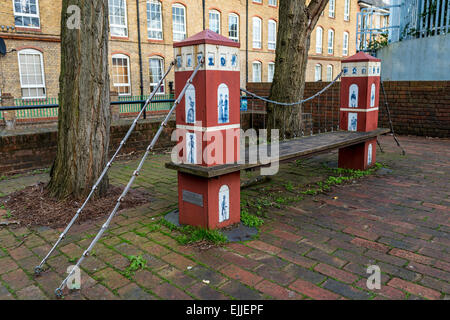 En dehors de la Brunel Museum à Rotherhithe, Londres, un banc de parc a été conçu dans la conception de pont Hungerford de Brunel Banque D'Images