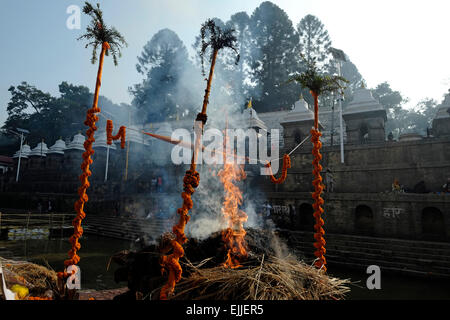 L'incinération des morts qui aura lieu au temple de Pashupatinath temple hindou et l'un des plus grands sites de Shiva qui est situé sur les rives de la rivière Bagmati et énumérés dans la Liste du patrimoine mondial de l'UNESCO à Katmandou au Népal Banque D'Images