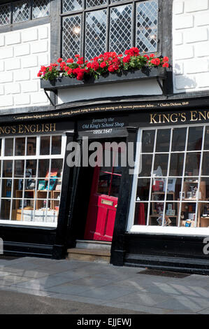 La porte de travers de l'ancien King's school shop à Canterbury Kent Angleterre europe Banque D'Images
