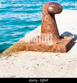 Rusty bollard pour l'amarrage des bateaux . Banque D'Images