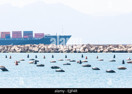 Cagliari - Italie - 8 mars 2015 : Santa Ricarda navire entre dans le port canal de Cagliari Banque D'Images