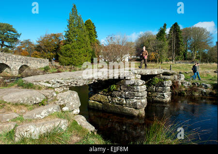 Clapper Bridge Postbridge East Dart River Dartmoor National Park Devon, Angleterre Royaume-Uni Europe Banque D'Images