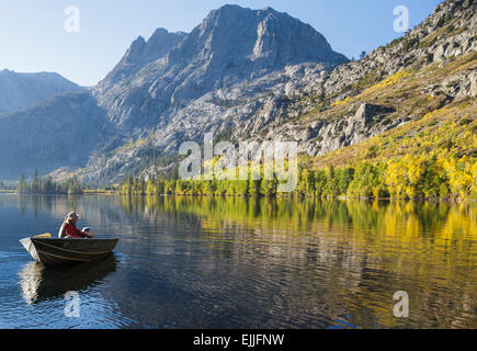 Pêcheur dans Silver Lake en juin Lake, en Californie à l'automne Banque D'Images