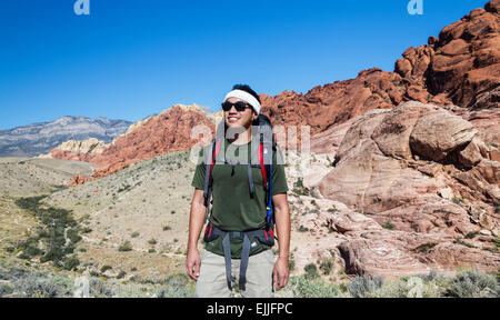 Randonneur avec le matériel d'escalade de roche au Red Rock Canyon National Conservation Area Banque D'Images