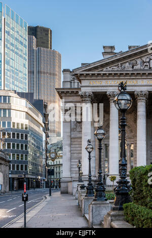 Vues vers le bas à Threadneedle Street et le Royal Exchange Tower 42 dans la ville de London, UK Banque D'Images