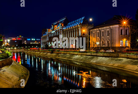 Palais de Justice de Bucarest dans la nuit. Banque D'Images