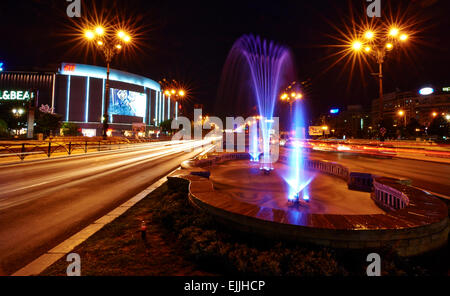 La Place Unirii fontaine artésienne à Bucarest, Roumanie. Banque D'Images