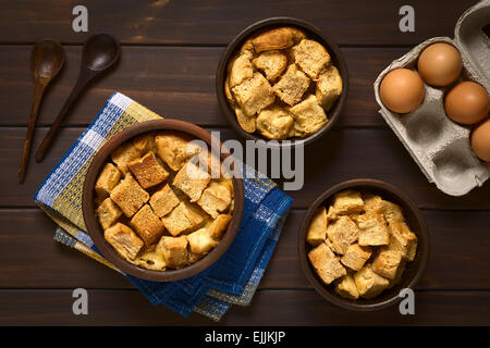 Coup de frais généraux trois bols de pain rustique pudding à base de dés de pain rassis, du lait, des oeufs, la cannelle, le sucre et le beurre Banque D'Images