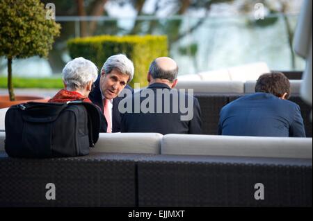 Le secrétaire d'Etat américain John Kerry s'entretient avec le secrétaire d'Etat aux affaires politiques, Wendy Sherman, directeur principal du Conseil de sécurité nationale Robert Malley, et chef de cabinet Jon Finer pendant une pause dans les négociations sur le programme nucléaire iranien, le 27 mars 2015 à Lausanne, Suisse. Banque D'Images