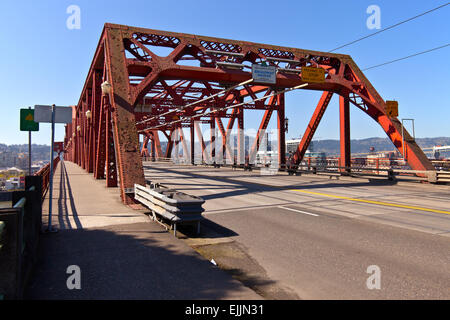 Broadway bridge crossing à Portland en Oregon. Banque D'Images