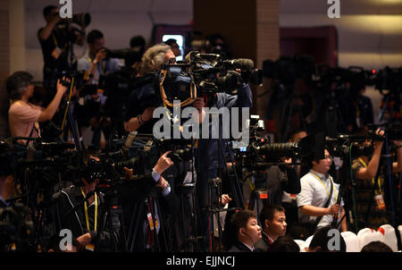 La Chine, la province de Hainan. Mar 28, 2015. Les journalistes travaillent à la cérémonie d'ouverture de la 2015 Forum de Boao pour l'Asie (BFA) dans le sud de la Chine, province de Hainan, le 28 mars 2015. Credit : Guo Cheng/Xinhua/Alamy Live News Banque D'Images