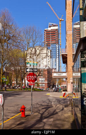 Grue de construction et de gratte-ciel dans le centre-ville de Portland en Oregon. Banque D'Images