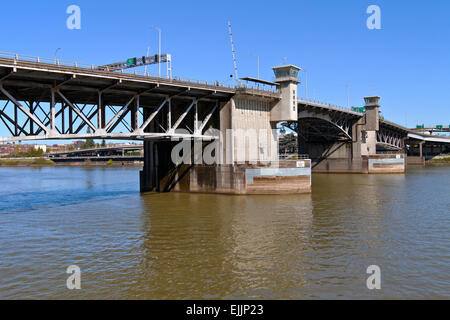 Ponts Morrison à Portland en Oregon. Banque D'Images
