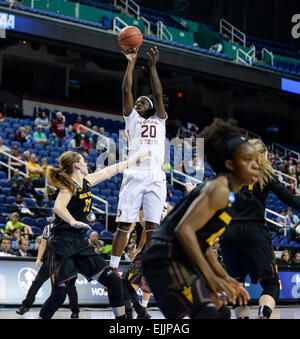 Greensboro, NC, USA. Mar 27, 2015. Florida State Seminoles Shakayla avant Thomas (20) tire la balle plus de Arizona State Sun Devils avant Sophie Brunner (21) au cours de la seconde moitié d'une femme de NCAA's Sweet 16 à Greensboro Coliseum à Greensboro, NC. Ward-Brown PJ/CSM/Alamy Live News Banque D'Images