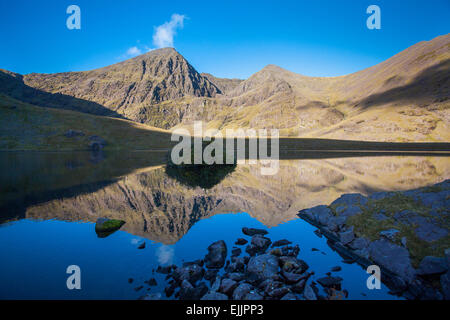 Carrauntoohil et Beenkeragh reflétée dans le Lough Callee, Hag's Glen, MacGillycuddy Reeks, comté de Kerry, Irlande. Banque D'Images