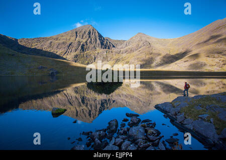 À côté de l'appelé randonneur Lough, sous le Carrauntoohil et Beenkeragh. Hag's Glen, MacGillycuddy Reeks, comté de Kerry, Irlande. Banque D'Images