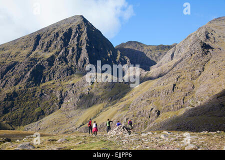 Les marcheurs dans l'Hag Glen sous Carrauntoohil, MacGillycuddy Reeks, comté de Kerry, Irlande. Banque D'Images