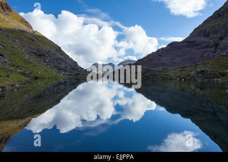 Cummeenoughter Irlande Lough, le plus haut lac, sur les pentes du Carrauntoohil. MacGillycuddy Reeks, comté de Kerry, Irlande. Banque D'Images