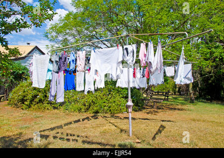 Le séchage des vêtements sur une corde à linge rotatif Banque D'Images