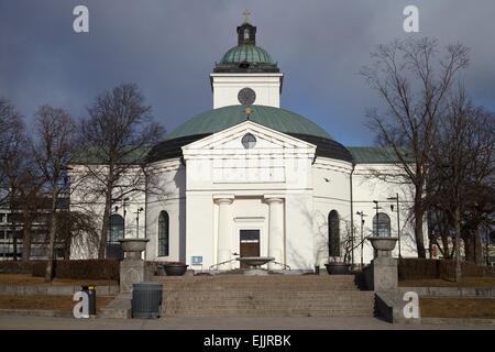 Petite église de Hämeenlinna en Finlande. Début du printemps soleil briller directement sur les murs blancs de l'immeuble. Banque D'Images