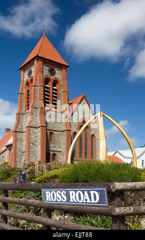 Malouines, Port Stanley, Ross, route, de baleine memorial arch à l'extérieur de la cathédrale Christ Church Banque D'Images