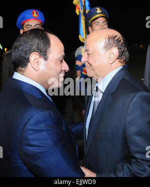 Charm el-Cheikh, en Egypte. 28 mars, 2015. Un cadeau photo disponible le 27 mars 2015 par la présidence égyptienne montre le président égyptien Abdel Fattah al-Sisi (L) Le Président du Yémen accueillant Abedrabbo Mansour Hadi en Mer Rouge Sharm El-Sheikh. Credit : ZUMA Press, Inc./Alamy Live News Banque D'Images