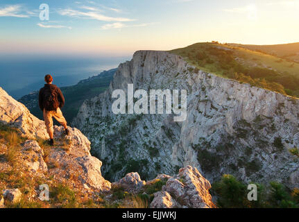 L'homme en haut de la montagne. D'une conception. Banque D'Images