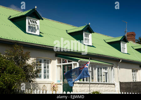 Malouines, Port Stanley, Îles Falkland drapeau vert maison au toit extérieur Banque D'Images