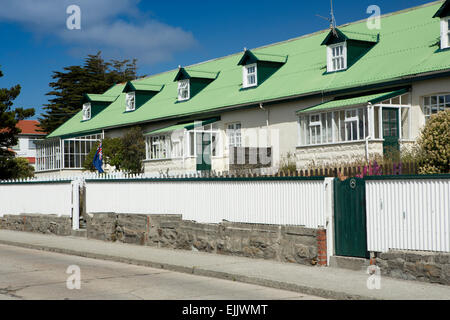 Malouines, Port Stanley, Îles Falkland drapeau vert de l'extérieur terrasse appentis Banque D'Images