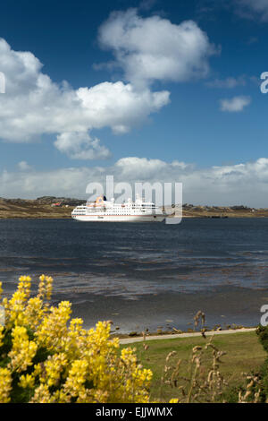 Malouines, Port Stanley, Hapag Lloyd expedition cruise ship MS Hanseatic amarré à Harbour Banque D'Images