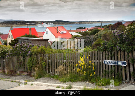 Malouines, MS Hanseatic amarré dans le port de Port Stanley Hackets Hill Banque D'Images