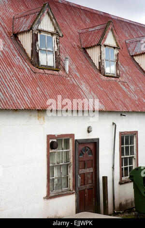 Malouines, Port Stanley, peeling tin roof et lucarnes de vieille maison Banque D'Images